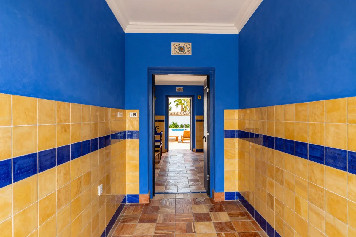 Sun-Kissed Mediterranean Apartment in Lloret de Mar — Photo 8